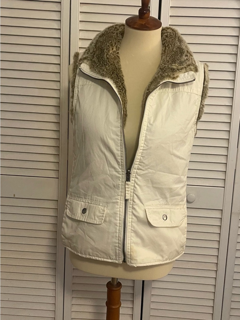 Gap Women's Cream Faux-Fur Lined Zip Front Vest